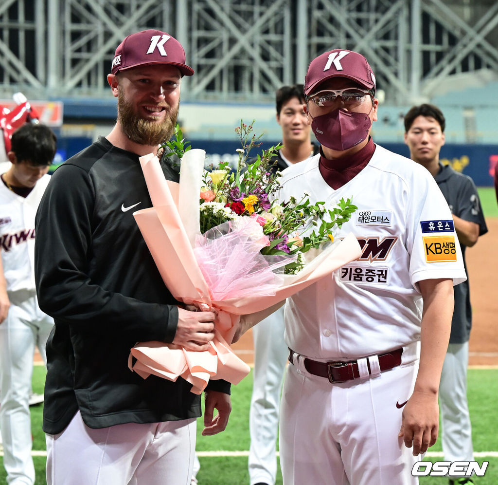 통산 50승 기록을 세운 키움 에릭 요키시(왼쪽)가 홍원기 감독으로부터 축하 꽃다발을 받고 기념 사진을 찍고 있다. 2022.09.02 /jpnews@osen.co.kr