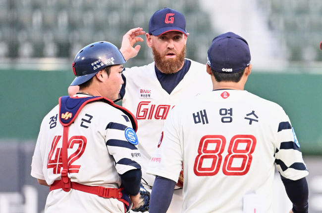 14일 부산 사직구장에서 2023 신한은행 SOL KBO리그 롯데 자이언츠와 한화 이글스의 경기가 열렸다. 롯데 자이언츠 배영수 코치가 1회초 1사 2,3루 한화 이글스 채은성에게 2타점 적시타를 맞은 스트레일리를 방문하고 있다. 2023.06.14 / foto0307@osen.co.kr