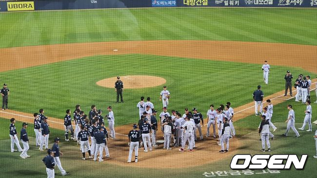 16일 잠실구장에서 열린 두산과 LG의 경기, 7회 두산 양석환이 사구를 맞은 후, LG와 두산 선수들이 그라운드에 몰려들었다. /orange@osen.co.kr