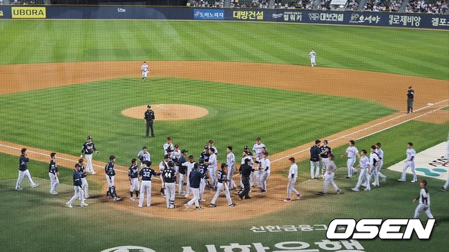 16일 잠실구장에서 열린 두산과 LG의 경기, 7회 두산 양석환이 사구를 맞은 후, LG와 두산 선수들이 그라운드에 몰려들었다. /orange@osen.co.kr