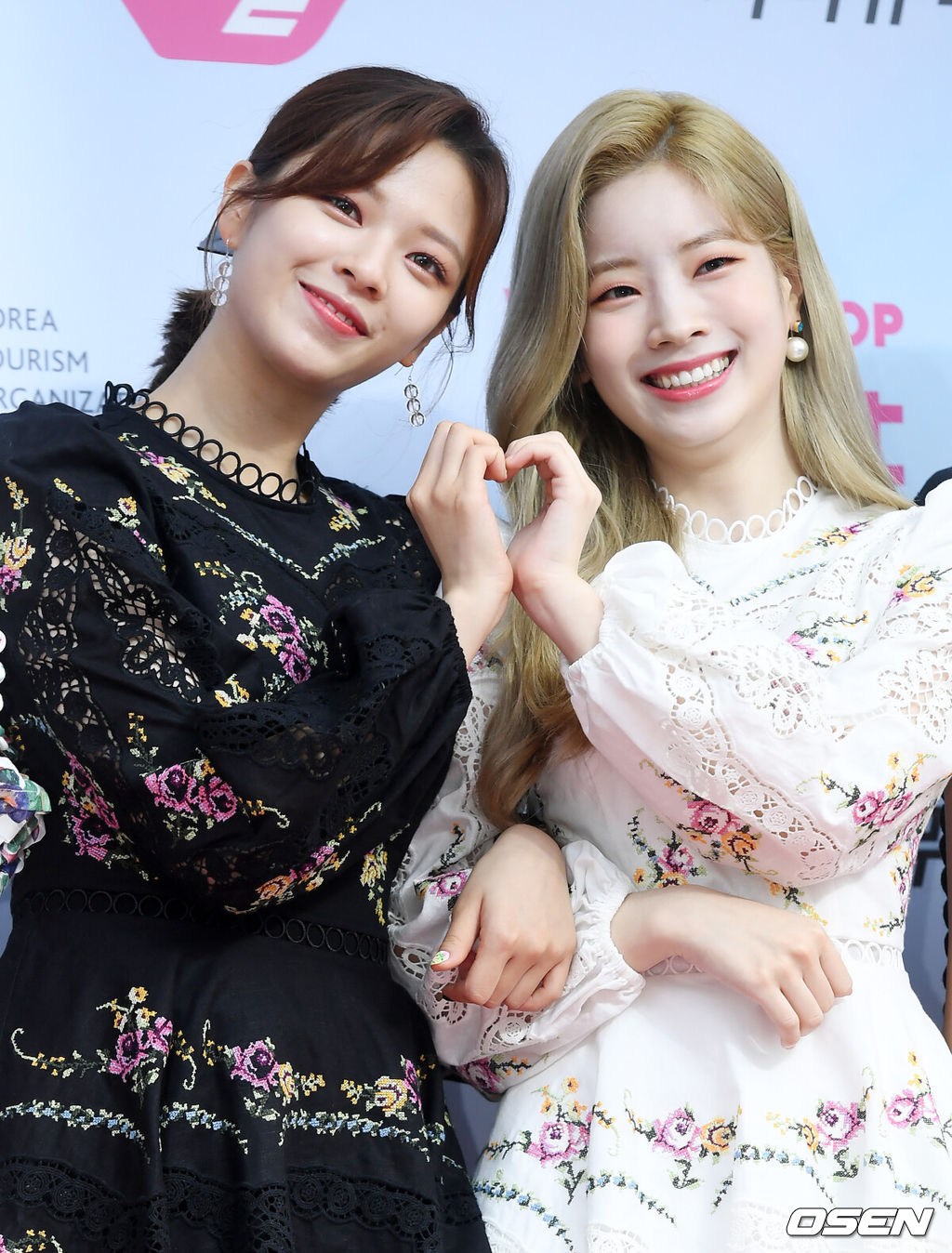 1일 오후 서울 송파구 방이동 올림픽공원 KSPO DOME에서 진행된 '2019 M2 X GENIE MUSIC AWARDS(2019 MGMA)' 레드카펫 행사가 열렸다.레드카펫 행사에 트와이스 정연과 다현이 입장하며 포즈를 취하고 있다./rumi@osen.co.kr