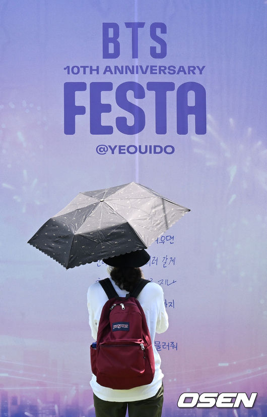 17일 여의도 한강공원 일대에서 '방탄소년단(BTS) 10주년 페스타(FESTA)' 행사가 진행됐다.<br /><br />행사장을 찾은 팬들이 기념촬영을 하고 있다. 2023.06.17 /sunday@osen.co.kr