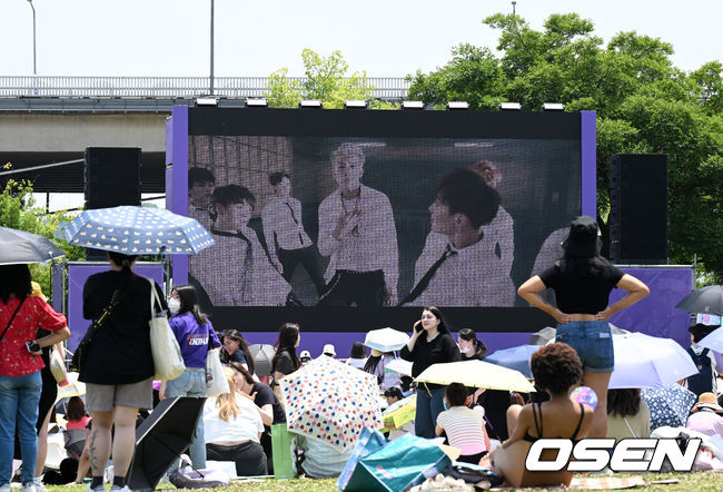 17일 여의도 한강공원 일대에서 '방탄소년단(BTS) 10주년 페스타(FESTA)' 행사가 진행됐다.<br /><br />행사장을 찾은 팬들이 영상을 즐기고 있다. 2023.06.17 /sunday@osen.co.kr