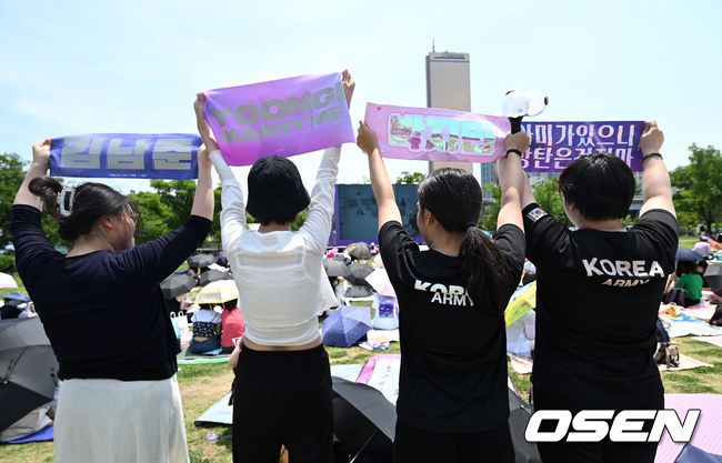 17일 여의도 한강공원 일대에서 '방탄소년단(BTS) 10주년 페스타(FESTA)' 행사가 진행됐다.<br /><br />행사장을 찾은 팬들이 공연 영상을 즐기고 있다. 2023.06.17 /sunday@osen.co.kr