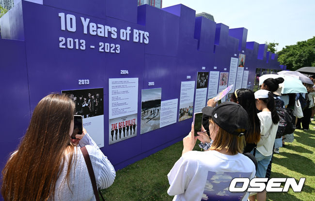 17일 여의도 한강공원 일대에서 '방탄소년단(BTS) 10주년 페스타(FESTA)' 행사가 진행됐다.<br /><br />행사장을 찾은 팬들이 전시를 즐기고 있다. 2023.06.17 /sunday@osen.co.kr