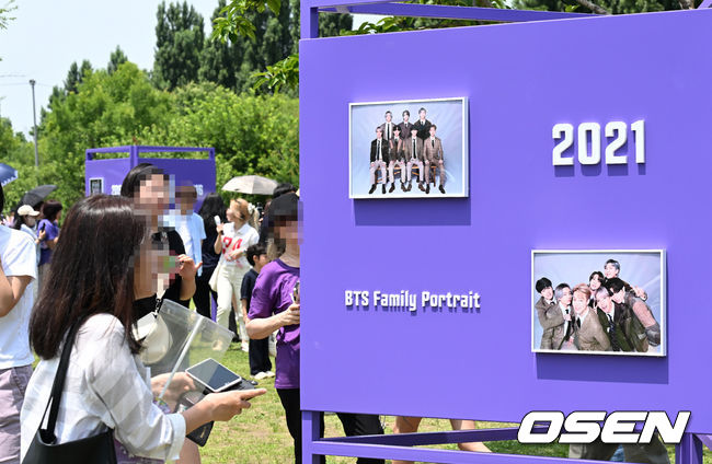 17일 여의도 한강공원 일대에서 '방탄소년단(BTS) 10주년 페스타(FESTA)' 행사가 진행됐다.<br /><br />행사장을 찾은 팬들이 사진전을 즐기고 있다. 2023.06.17 /sunday@osen.co.kr