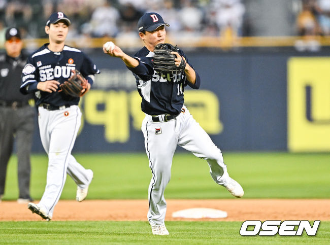 17일 오후 서울 잠실구장에서 2023 신한은행 SOL KBO리그 LG 트윈스와 두산 베어스의 경기가 진행됐다.8회초 2사 LG 김민성의 내야땅볼을 박계범 유격수가 1루 송구하고 있다.   2023.06.17 /  soul1014@osen.co.kr