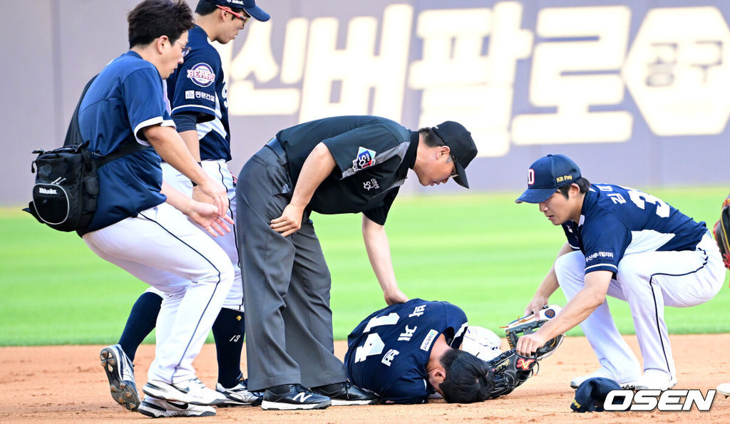 18일 서울 잠실야구장에서 ‘2023 신한은행 SOL KBO리그’ LG 트윈스와 두산 베어스의 경기가 열렸다.6회말 2사 주자없는 상황 LG 이주형의 2루타 때 타자 주자와 충돌한 두산 유격수 박계범이 고통스러워하고 있다. 2023.06.18 / dreamer@osen.co.kr