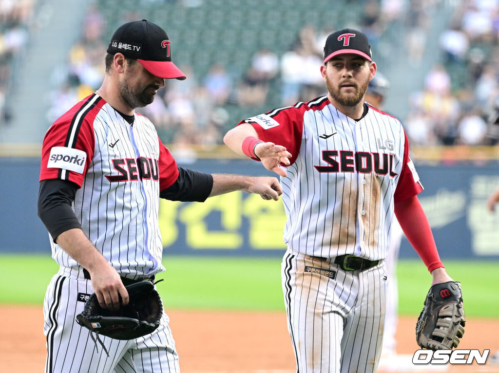 18일 서울 잠실야구장에서 ‘2023 신한은행 SOL KBO리그’ LG 트윈스와 두산 베어스의 경기가 열렸다.6회초 두산 공격을 무실점으로 막아낸 LG 선발 플럿코가 더그아웃으로 향하며 오스틴과 인사를 나누고 있다. 2023.06.18 / dreamer@osen.co.kr