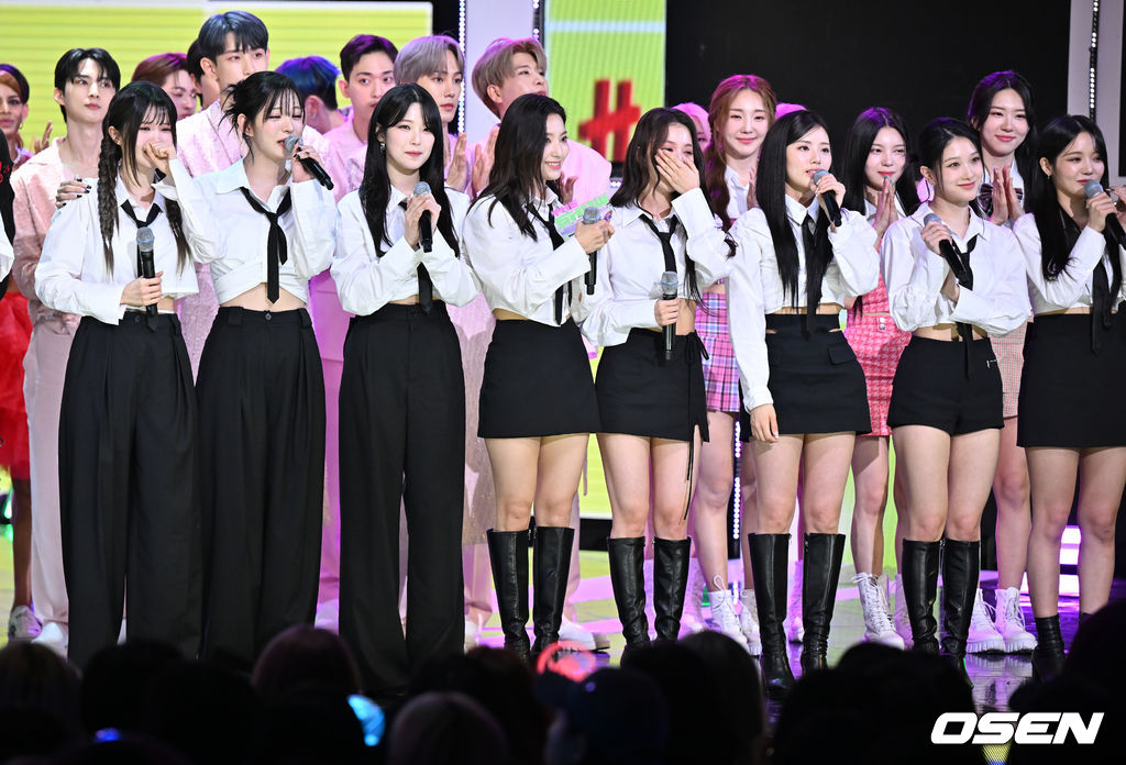 13일 오후 서울 상암동 SBS프리즘타워에서 SBS M, SBS FiL ‘THE SHOW(더쇼)’ 생방송이 진행됐다.그룹 프로미스나인(fromis_9)이 더쇼 1위를 한 후 눈물을 흘리고 있다. 2023.06.13 /rumi@osen.co.kr