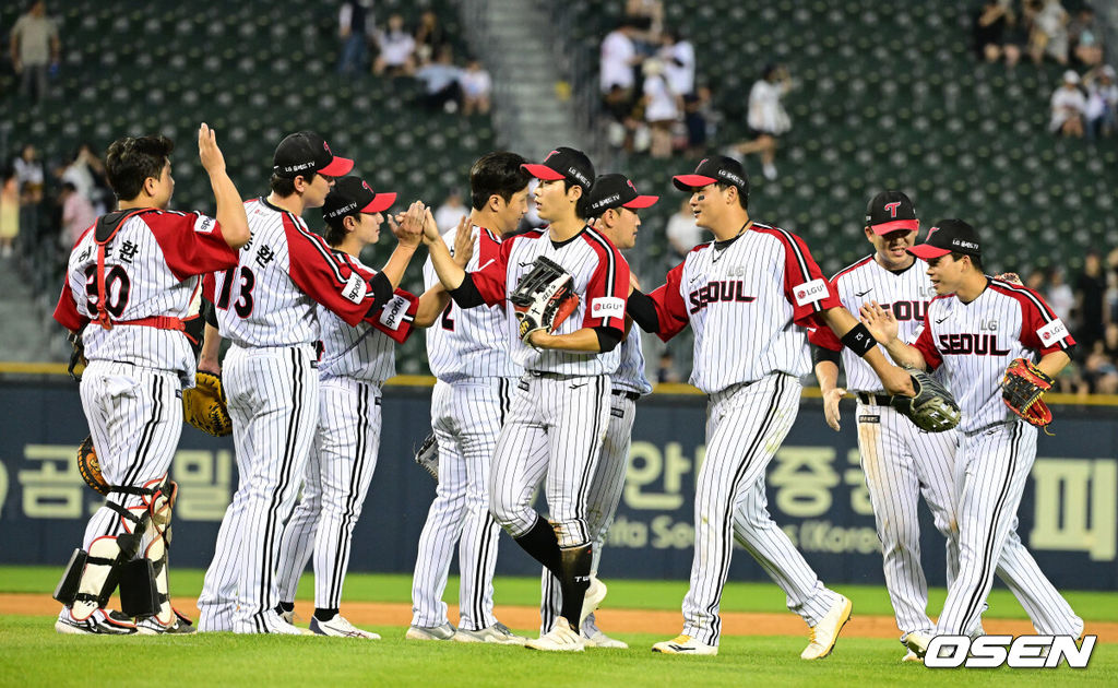  LG가 두산을 대파하며 위닝시리즈를 가져갔다. LG은 18일 서울 잠실구장에서 열린 2023 KBO리그 두산과의 경기에서 19안타를 폭발시키며 15-3으로 크게 승리했다.경기를 마치고 승리한 LG 선수들이 인사를 나누고 있다. 2023.06.18 / dreamer@osen.co.kr