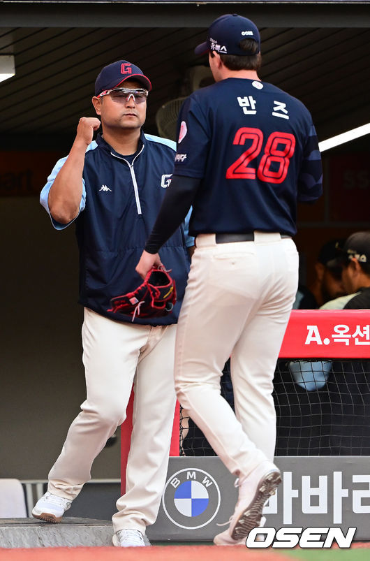 18일 오후 인천 SSG랜더스필드에서 ‘2023 신한은행 SOL KBO리그’ SSG 랜더스와 롯데 자이언츠의 경기가 열렸다.6회말 종료 후 롯데 최경철 배터리 코치가 투수 반즈와 하이파이브를 하고 있다. 2023.06.18 /ksl0919@osen.co.kr