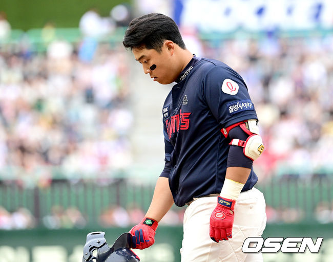 3회초 1사 1루 상황 롯데 한동희가 병살타로 물러나며 아쉬워하고 있다. 2023.06.17 / dreamer@osen.co.kr