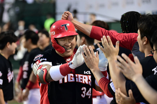 KIA 최형우가 통산 1500타점 기록을 세운 뒤 동료들의 축하를 받고 있다. /KIA 타이거즈 제공