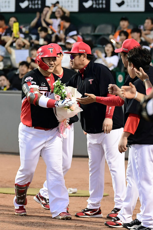 KIA 최형우가 통산 1500타점 기록을 세운 뒤 동료들의 축하를 받고 있다. /KIA 타이거즈 제공