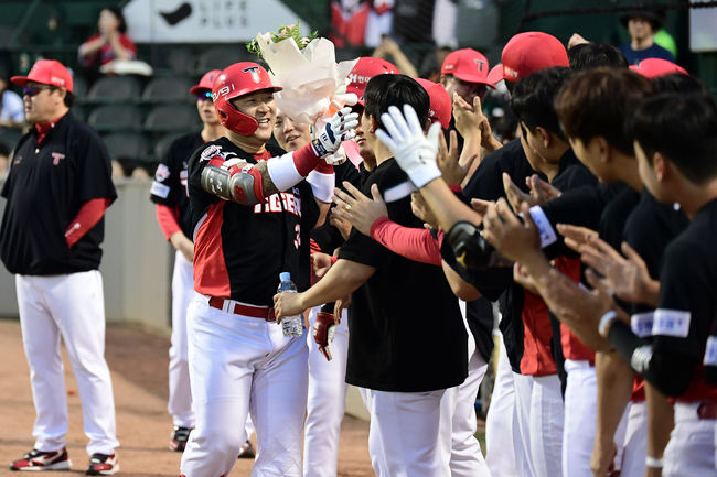 KIA 최형우가 통산 1500타점 기록을 세운 뒤 동료들의 축하를 받고 있다. /KIA 타이거즈 제공