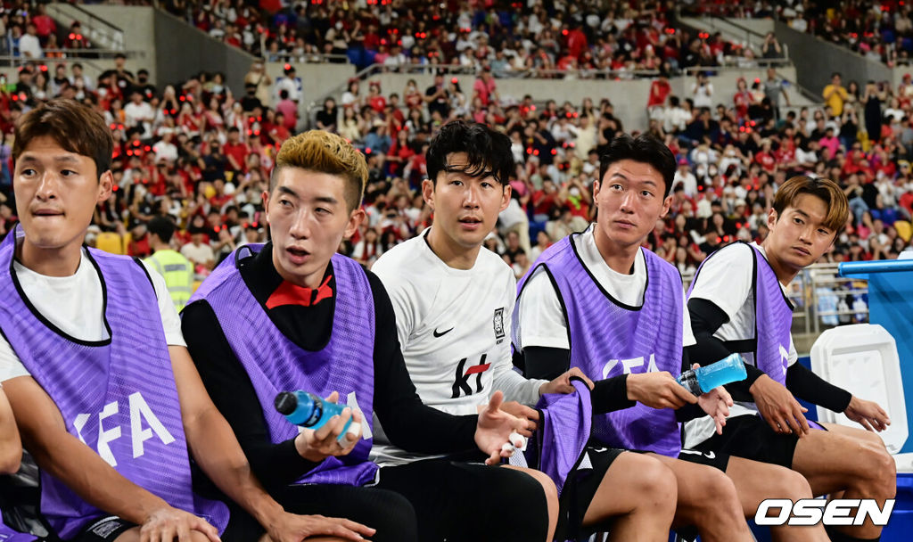 16일 부산 아시아드주경기장에서 하나은행 초청 축구 국가대표 친선경기 페루전이 열렸다.  손흥민이 벤치에서 경기를 지켜보고 있다. 2023.06.16 / foto0307@osen.co.kr