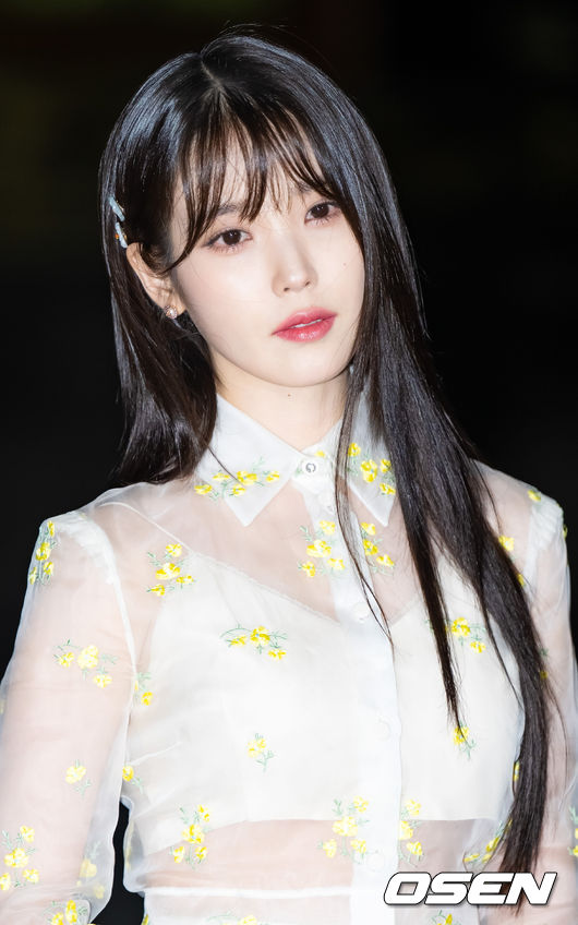 가수 겸 배우 아이유(IU)가 입장하며 포즈를 취하고 있다. 2023.05.16 /rumi@osen.co.kr