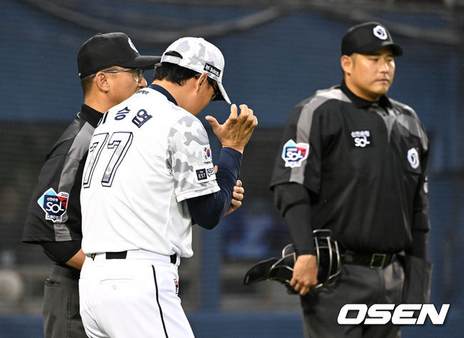 21일 오후 서울 잠실야구장에서 2023 신한은행 SOL KBO리그 두산 베어스와 SSG 랜더스의 경기가 열렸다.4회초 1사 2루에서 두산 이승엽 감독이 SSG 에레디아의 몸에 맞는 공 판정에 대해 심판진에 항의하고 있다. 2023.06.21 /sunday@osen.co.kr