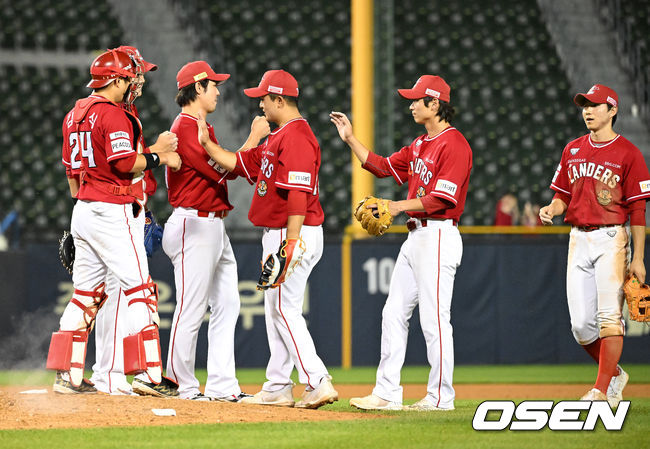 SSG는 21일 잠실구장에서 열린 2023 신한은행 KBO SOL 두산 베어스와 시즌 6차전에서 3-1로 이겼다.경기 종료 후 SSG 선수들이 승리의 기쁨을 나누고 있다. 2023.06.21 /sunday@osen.co.kr