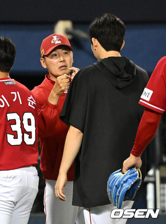 SSG 랜더스가 2연승에 성공했다.SSG는 21일 잠실구장에서 열린 2023 신한은행 KBO SOL 두산 베어스와 시즌 6차전에서 3-1로 이겼다.경기 종료 후 SSG 김원형 감독이 오원석과 승리의 기쁨을 나누고 있다. 2023.06.21 /sunday@osen.co.kr