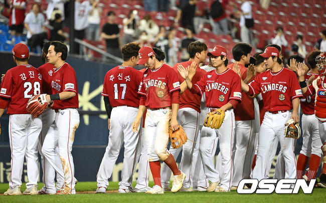 SSG 랜더스가 2연승에 성공했다.SSG는 21일 잠실구장에서 열린 2023 신한은행 KBO SOL 두산 베어스와 시즌 6차전에서 3-1로 이겼다.경기 종료 후 SSG 선수들이 승리의 기쁨을 나누고 있다. 2023.06.21 /sunday@osen.co.kr