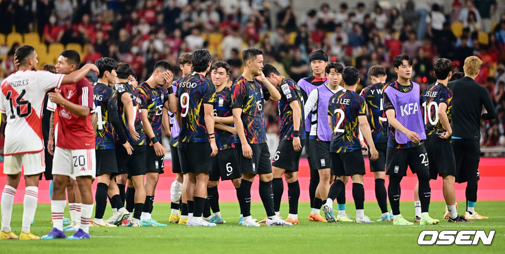 16일 부산 아시아드주경기장에서 하나은행 초청 축구 국가대표 친선경기 페루전이 열렸다.  대한민국 축구대표팀 선수들이 페루에 0-1로 패한 후 아쉬운 인사를 하고 있다. 2023.06.16 / foto0307@osen.co.kr