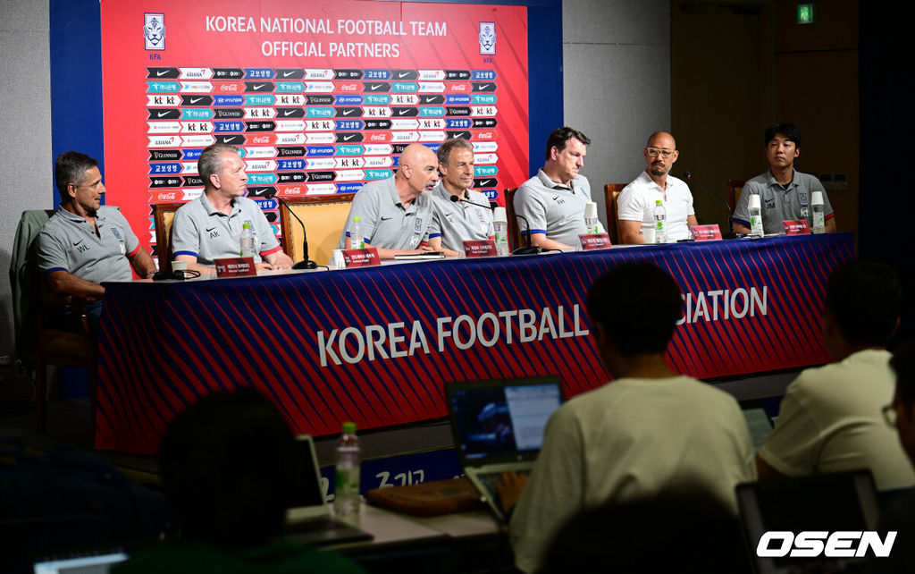 22일 오후 서울 종로구 축구회관에서 한국 축구대표팀 클린스만 감독과 코치진의 기자회견이 열렸다. 한국대표팀 클린스만 감독 및 코치진의 기자회견이 진행되고 있다. 2023.06.22 /ksl0919@osen.co.kr