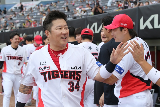 최형우가 동료들의 축하를 받고 있다./KIA 타이거즈 제공