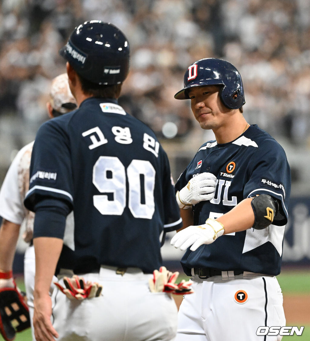 23일 오후 서울 구로구 고척스카이돔에서 ‘2023 신한은행 SOL KBO리그’ 키움 히어로즈와 두산 베어스의 경기가 열렸다.7회초 1사 3루 두산 김재호가 앞서가는 1타점 적시타를 날린 뒤 고영민 코치와 하이파이브를 하고 있다. 2023.06.23 /ksl0919@osen.co.kr