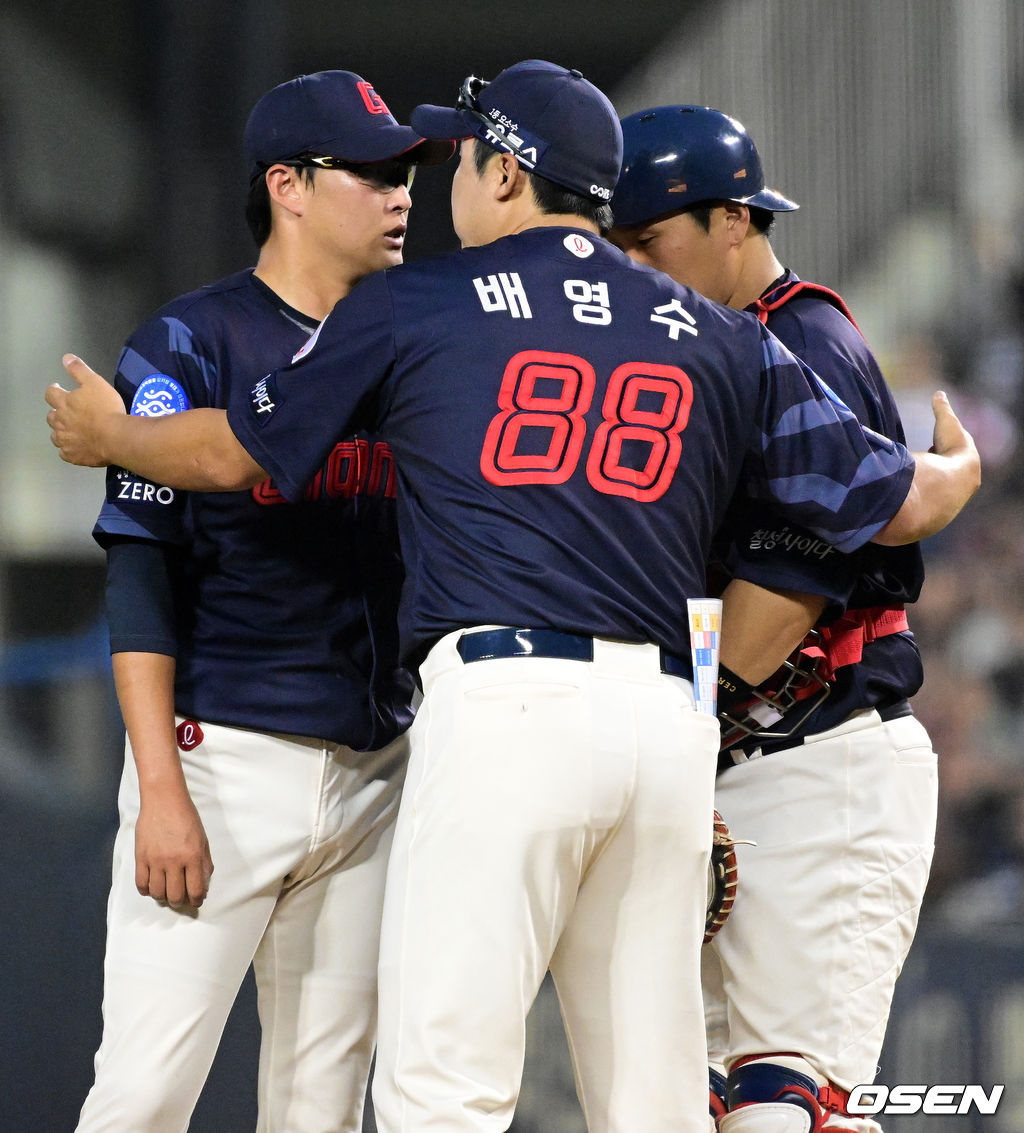 7회말 1사 1,3루에서 롯데 배영수 코치와 마운드에 올라 박세웅, 유강남 배터리를 격려하고 있다. /jpnews@osen.co.kr