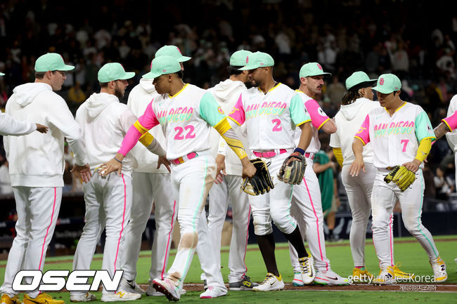 [사진] 샌디에이고 김하성(맨 오른쪽)이 승리 후 동료들과 기뻐하고 있다. ⓒGettyimages(무단전재 및 재배포 금지)