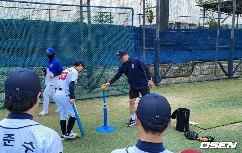 '2023 미래 유소년 지도자 전국 교육대학교 티볼대회’ 타격 클리닉. /OSEN DB