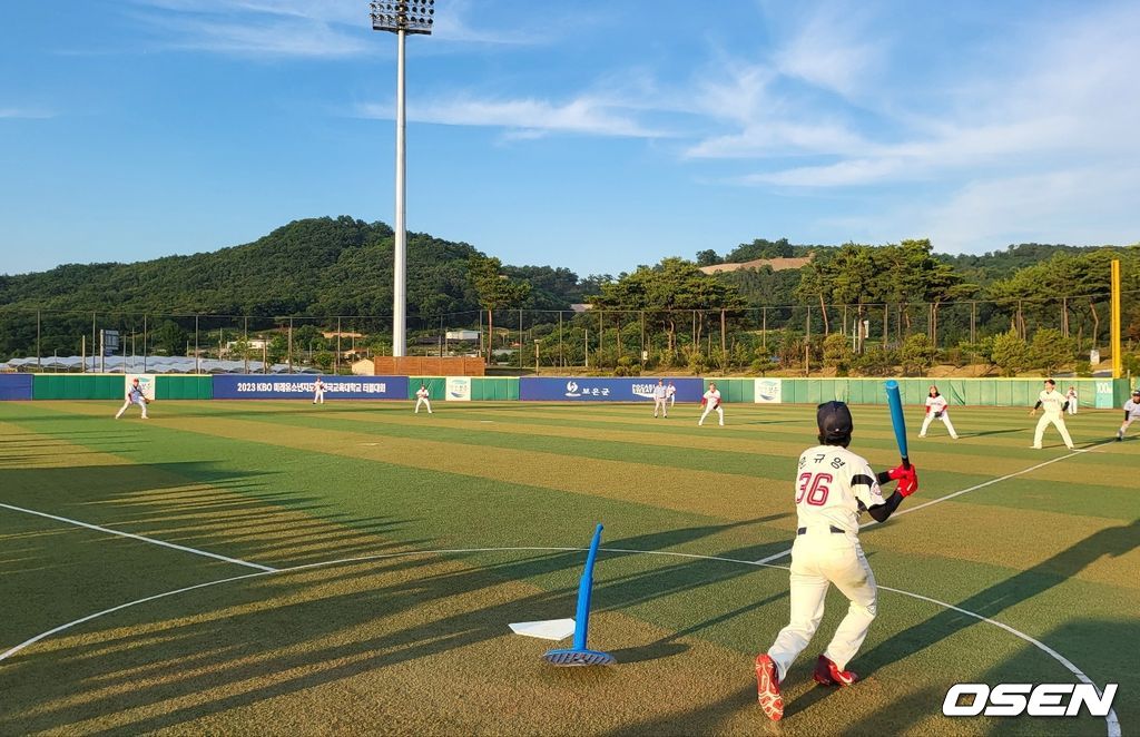 '2023 미래 유소년 지도자 전국 교육대학교 티볼대회' 결승전 끝내기 안타를 치는 문규영 학생. /OSEN DB