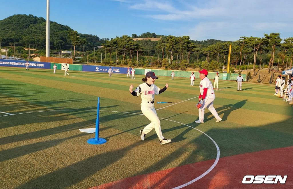 '2023 미래 유소년 지도자 전국 교육대학교 티볼대회' 끝내기 득점을 하는 부산교대 강민지 학생. /OSEN DB