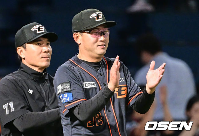 한화 이글스 최원호 감독이 NC 다이노스에 6-2로 승리한 후 선수들과 기쁨을 나누고 있다. 2023.06.23 / foto0307@osen.co.kr