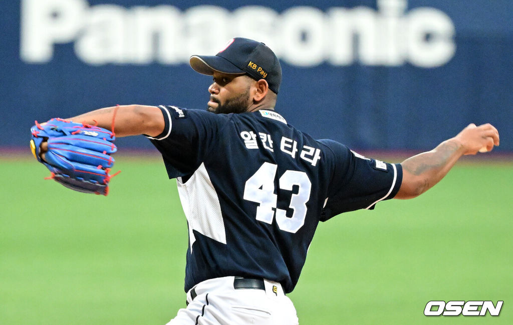 25일 오후 서울 구로구 고척스카이돔에서 ‘2023 신한은행 SOL KBO리그’ 키움 히어로즈와 두산 베어스의 경기가 열렸다.1회말 두산 알칸타라가 역투하고 있다. 2023.06.25 /jpnews@osen.co.kr