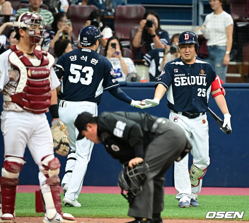 25일 오후 서울 구로구 고척스카이돔에서 ‘2023 신한은행 SOL KBO리그’ 키움 히어로즈와 두산 베어스의 경기가 열렸다.5회초 무사 1루에서 두산 양석환이 투런포를 날리고 양의지와 있다. 2023.06.25 /jpnews@osen.co.kr