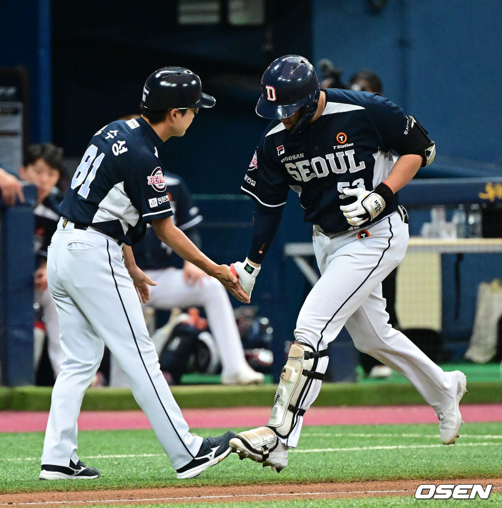 25일 오후 서울 구로구 고척스카이돔에서 ‘2023 신한은행 SOL KBO리그’ 키움 히어로즈와 두산 베어스의 경기가 열렸다.6회초 1사 1루에서 두산 양석환이 연타석 투런포를 날리고 정수성 코치와 기뻐하고 있다. 2023.06.25 /jpnews@osen.co.kr