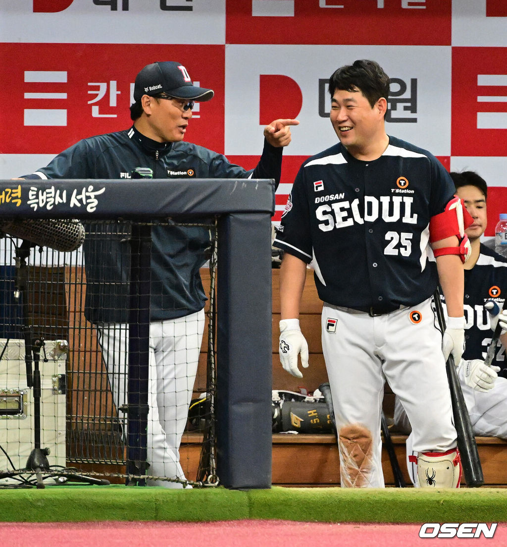 25일 오후 서울 구로구 고척스카이돔에서 ‘2023 신한은행 SOL KBO리그’ 키움 히어로즈와 두산 베어스의 경기가 열렸다.6회초 두산 이승엽 감독과 양의지가 이야기를 나누며 즐거워하고 있다. 2023.06.25 /jpnews@osen.co.kr