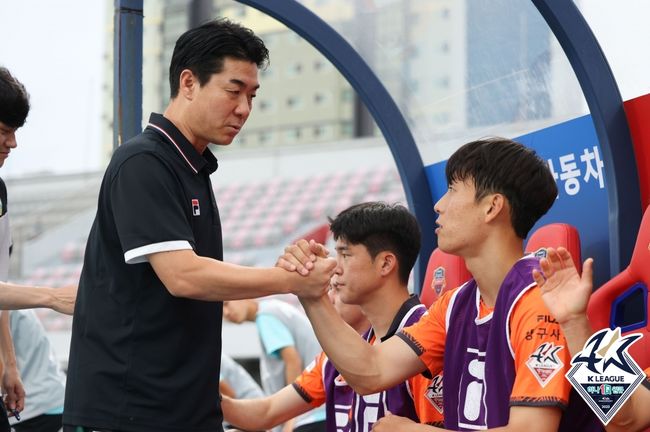 [사진] 윤정환 감독 / 한국프로축구연맹 제공.