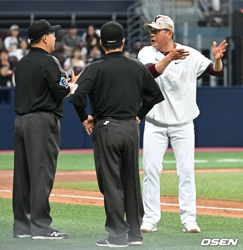 23일 오후 서울 구로구 고척스카이돔에서 ‘2023 신한은행 SOL KBO리그’ 키움 히어로즈와 두산 베어스의 경기가 열렸다.7회말 무사 만루 키움 임지열의 3루수 땅볼 때 1루로 주루하는 과정에서 두산 양의지의 송구가 몸에 맞았다. 원심은 정상, 비디오 판독결과 수비 방해로 판정. 키움 홍원기 감독이 임지열의 3피트 수비방해 판정 관련 강력하게 항의하고 있다. 2023.06.23 /ksl0919@osen.co.kr