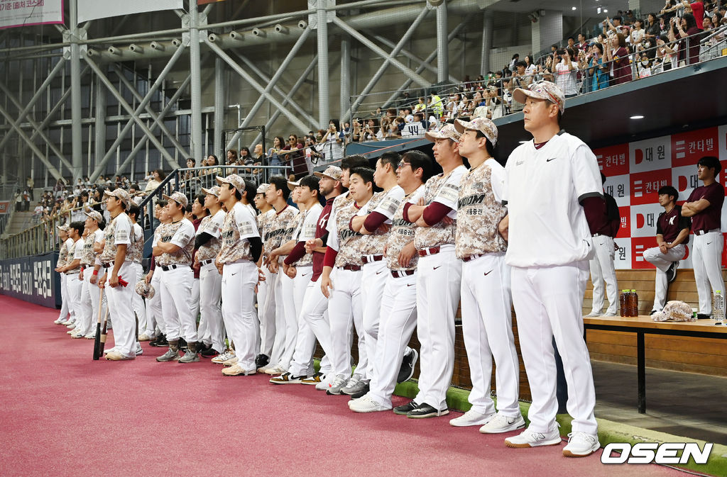 24일 오후 서울 구로구 고척스카이돔에서 ‘2023 신한은행 SOL KBO리그’ 키움 히어로즈와 두산 베어스의 경기가 열렸다.경기 전 키움을 떠나는 요키시의 헌정 영상을 선수단과 야구팬들이 바라보고 있다. 2023.06.24 /rumi@osen.co.kr