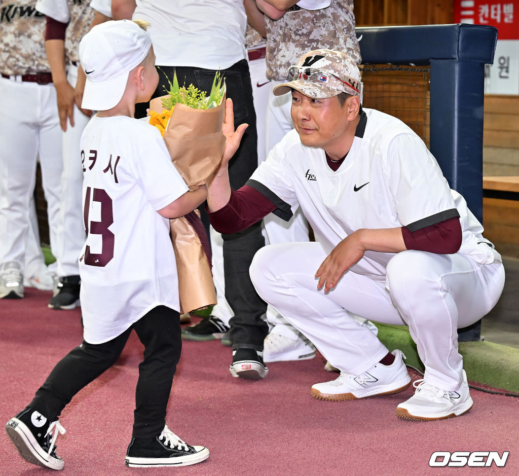 24일 오후 서울 구로구 고척스카이돔에서 ‘2023 신한은행 SOL KBO리그’ 키움 히어로즈와 두산 베어스의 경기가 열렸다. 이 경기에서 키움은 홈경기를 4-2로 이겼다. 5년을 함께했으나 내전근 부상으로 팀을 떠나게 된 외국인 투수 에릭 요키시의 작별식을 맞아 의미 있는 승리를 거뒀다. 경기 전 키움 홍원기 감독이 요키시 첫째 아들 워스와 하이파이브를 하고 있다. 2023.06.24 /rumi@osen.co.kr