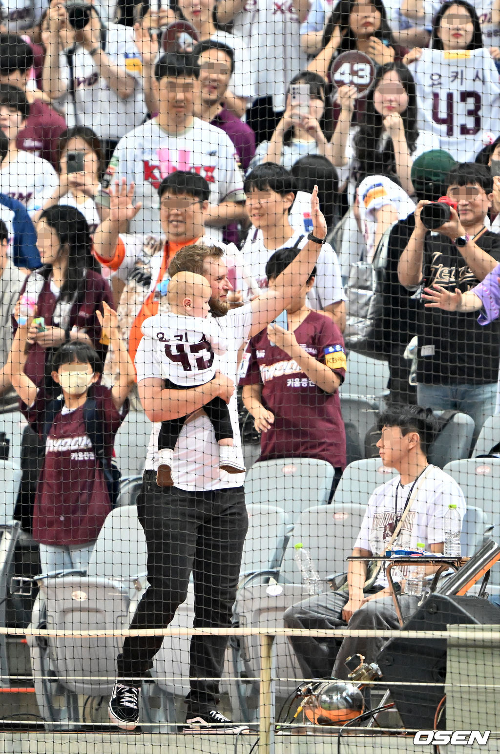 24일 오후 서울 구로구 고척스카이돔에서 ‘2023 신한은행 SOL KBO리그’ 키움 히어로즈와 두산 베어스의 경기가 열렸다. 이 경기에서 키움은 홈경기를 4-2로 이겼다. 5년을 함께했으나 내전근 부상으로 팀을 떠나게 된 외국인 투수 에릭 요키시의 작별식을 맞아 의미 있는 승리를 거뒀다. 경기를 마치고 키움을 떠나는 요키시가 단상 위에서 팬들에게 인사를 하고 있다. 2023.06.24 /rumi@osen.co.kr