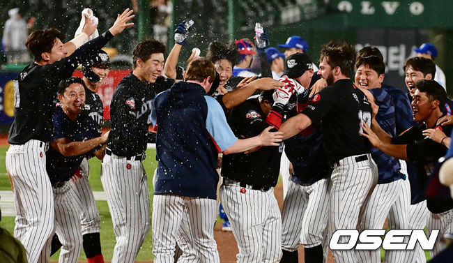 롯데 자이언츠 유강남이 9회말 2사 1루 끝내기 투런 홈런을 치고 동료들의 축하를 받고 있다. 2023.06.27 / foto0307@osen.co.kr