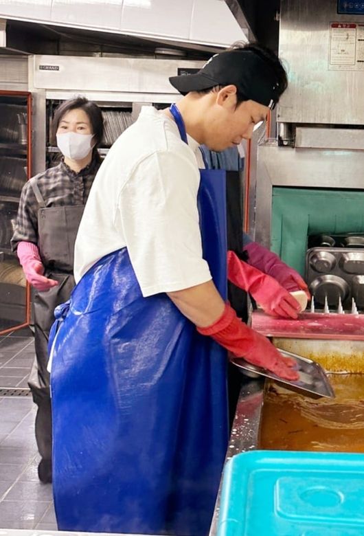 한화 하주석이 안나의집에서 봉사 활동을 하고 있다. /김하종 신부 SNS