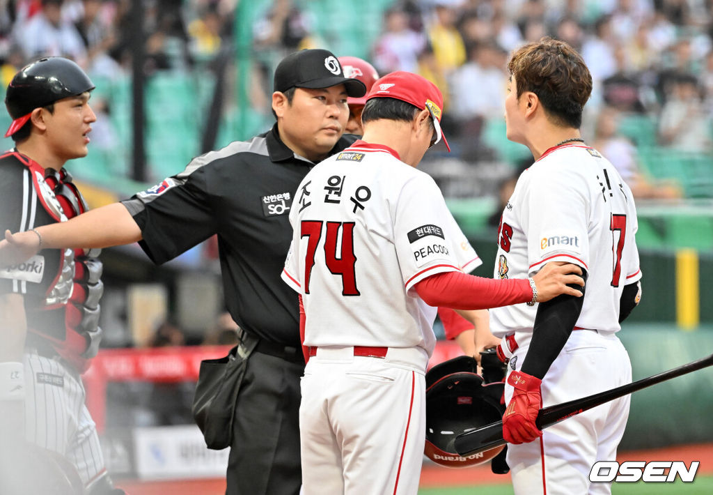 28일 오후 인천 SSG랜더스필드에서 ‘2023 신한은행 SOL KBO리그’ SSG 랜더스와 LG 트윈스의 경기가 열렸다.1회말 SSG 선두타자 추신수가 타석에서 LG 선발 이지강에게 초구 사구를 당한 후 박동원에게 화를 내고있다. 2023.06.28 / rumi@osen.co.kr