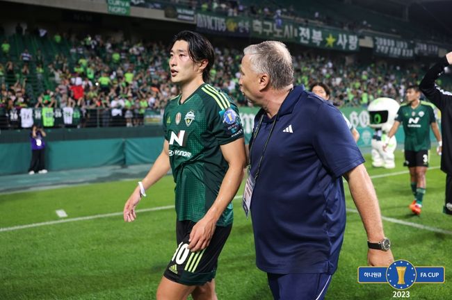 [사진] 조규성과 페트레스쿠 감독 / 대한축구협회.