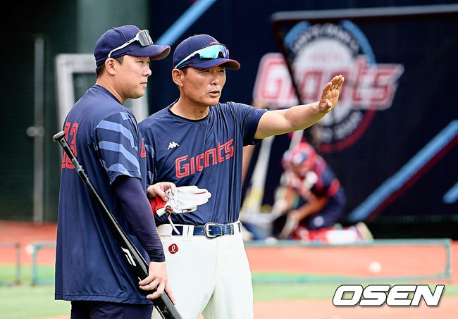 롯데 자이언츠 이종운 코치가 주장 안치홍과 얘기를 하고 있다. 2023.06.27 / foto0307@osen.co.kr